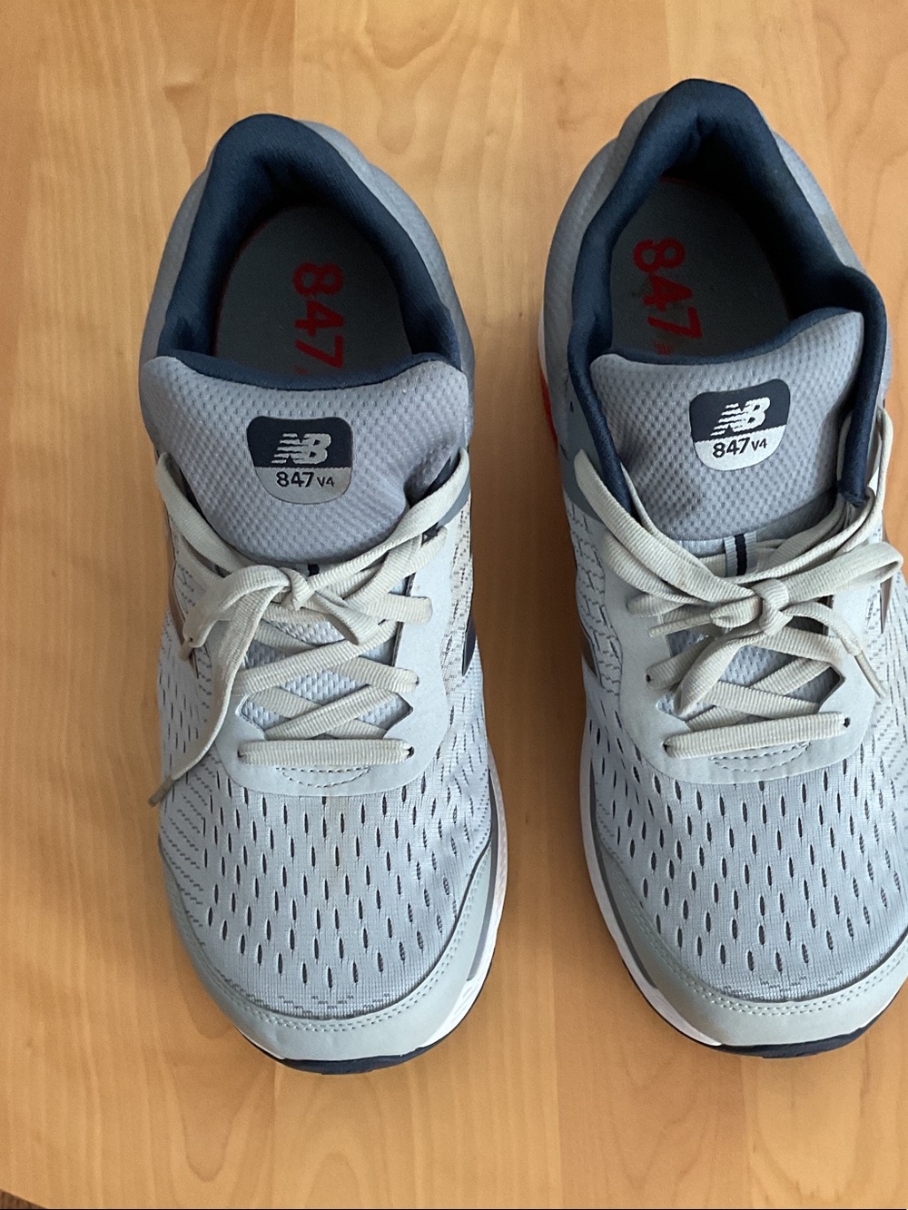 New Balance Men's 847 V4 Athletic Sneakers - Light Gray with Navy Accents